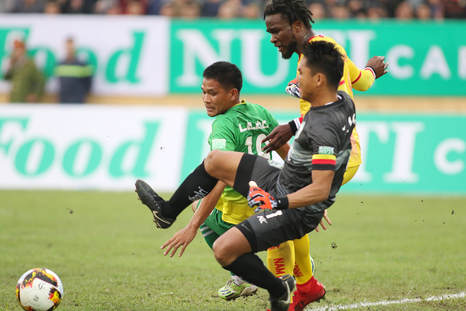 Nam Định hoà tiếc trong ngày chảo lửa Thiên Trường chật kín khán giả